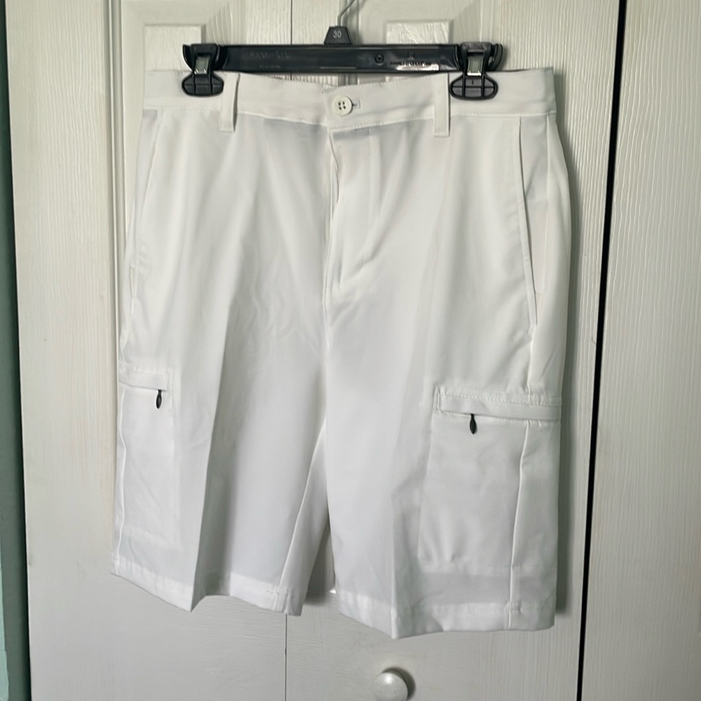 IZOD Swingflex Men’s Golf shorts. Size 30. NWT